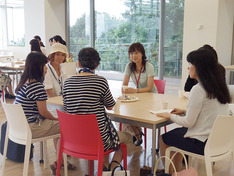 がん哲学学校　メディカル・カフェみなさんで様々なことを語り合っています。