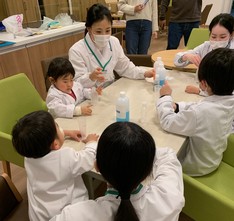 【ぬいぐるみ薬局】薬剤師になった子どもたちが水剤を調剤しています。