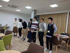 【認知症カフェ】（2017年12月から2022年8月）　回想法のひとつであるメモリーブックや音楽エクササイスを用いた交流プログラムを学生がスタッフとなって実施しました。