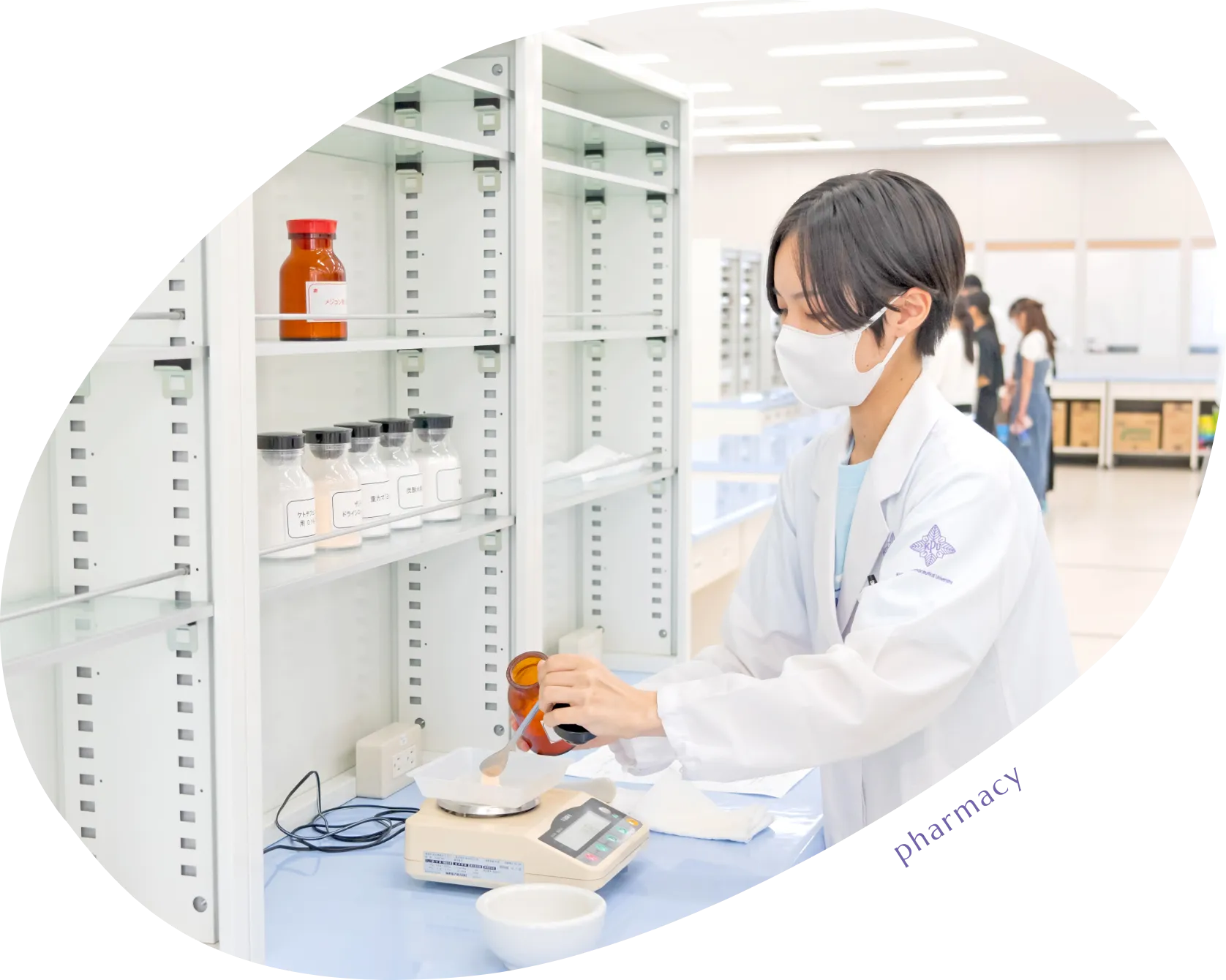 模擬薬局見学で薬剤師の現場に触れる